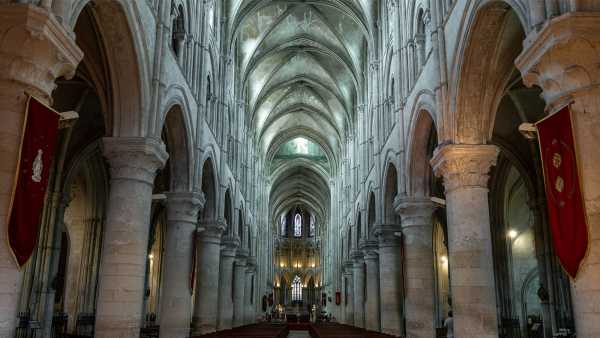 Innenraum der Kathedrale, von West nach Ost